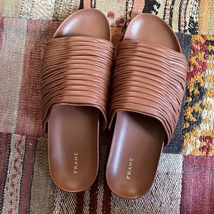 Frame Le Reese Leather Slides in Tobacco